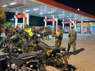 Koramil Maniangpajo Gandeng Komcad dan Warga, Patroli Malam Jaga Kamtibmas Wajo