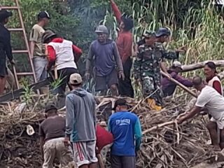 Babinsa Koramil 1406-04/Belawa, Sertu Sukardi Pimpin Kerja Bhakti Bersihkan Sungai Bila