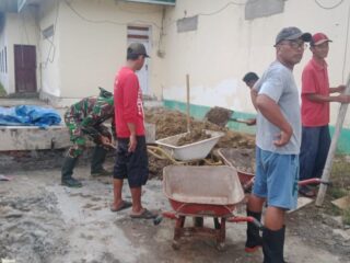 Koramil 1406-09/Sajoanging Gelar Karya Bakti Pembersihan Parit dan Lingkungan Masjid Nurul Iman