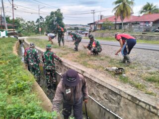 Koramil 1406-10/Pitumpanua Laksanakan Karya Bhakti Pembersihan Jalan dan Selokan Bersama Masyarakat