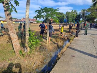 Koramil 1406-02/Tanasitolo Laksanakan Karya Bhakti Pembersihan Saluran Air Bersama Masyarakat