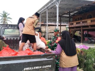 Babinsa Koramil 1406-09/Sajoanging Dampingi Penyaluran Zakat Fitrah Kepada Warga