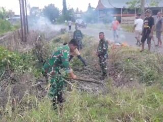 Koramil 1406-03/Maniangpajo Laksanakan Karya Bhakti Pembersihan Drainase Bersama Masyarakat