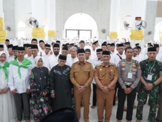WAJO - Bupati Wajo Andi Rosman bersama wakilnya dr Baso Rahmanuddin hadir dalam pelepasan Calon Jemaah Haji (CJH) Kabupaten Wajo di Masjid Agung Ummul Quraa Sengkang, Selasa (7/4/2026).