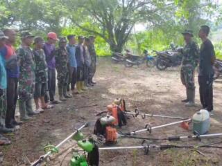 Koramil 1406-03/Maniangpajo Laksanakan Karya Bhakti Pembersihan Drainase dan Permandian Kalola