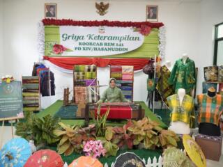 Dari Wajo ke Panggung Nasional: Sentuhan Emas Tangan Kreatif Persit Angkat Tenun Sutera Sengkang