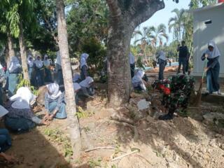 Koramil 1406-05/Majauleng Laksanakan Karya Bhakti Bersama Guru dan Siswa SMA Negeri 2 Wajo