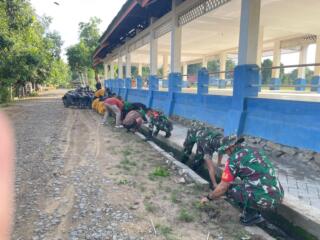 Koramil 1406-08/Sabbangparu Laksanakan Karya Bhakti Pembersihan Saluran Lapangan Trikora Bersama Mahasiswa KKN