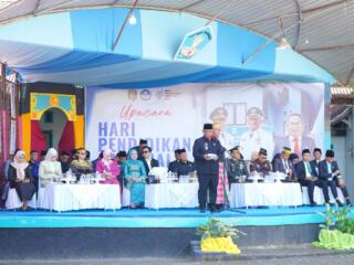 WAJO - Wakil Bupati Wajo memimpin Upacara Peringatan Hari Pendidikan Nasional (Hardiknas) 2026 di halaman Kantor Dinas Pendidikan dan Kebudayaan Kabupaten Wajo, Senin (4/52026).