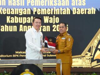 Pemerintah Kabupaten Wajo mendapat meraih Opini Wajar Tanpa Pengecualian (WTP) dari Badan Pemeriksa Keuangan (BPK) RI di Auditorium Lantai 2 BPK RI Perwakilan Sulawesi Selatan, Makassar, Selasa (26/5/2026).