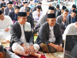 WAJO - Bupati Wajo Andi Rosman dan wakilnya dr Baso Rahmanuddin kompak salat iduladha 1447 hijriah di Masjid Agung Ummul Quraa Sengkang, Rabu (27/5/2026)