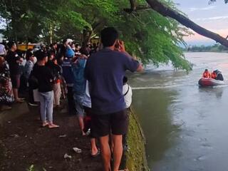 WAJO – Dua anak dilaporkan hanyut dan tenggelam di Sungai Walennae, kawasan Paduppa, Kelurahan Paduppa, Kecamatan Tempe, Kabupaten Wajo, Sulawesi Selatan, Kamis (28/5/2026) sekitar pukul 14.50 WITA.