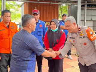WAJO - Wakil Bupati Wajo, dr Baso Rahmanuddin kunjungi lokasi penemuan dua bocah tenggelam di Sungai Walanae, Kecamatan Tempe, Kabupaten Wajo, Sulawesi Selatan (Sulsel), Jumat (19/5/2026)