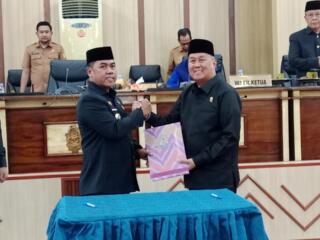 WAJO - Bupati Wajo Andi Rosman dan wakilnya dr Baso Rahmanuddin hadiri Rapat paripurna DPRD Wajo penyerahan rekomendasi LKPJ Bupati Tahun 2025 di Gedung DPRD Wajo, Selasa (5/5/2026).