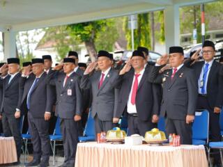 WAJO - Bupati Wajo Andi Rosman, bersama wakilnya dr Baso Rahmanuddin ikuti upacara peringatan Hari Lahir Pancasila yang digelar di Lapangan Kantor Bupati Wajo, Selasa (2/6/2026).