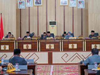 WAJO - Bupati Wajo, Andi Rosman menghadiri rapat paripurna terbuka DPRD Wajo terkait pengajuan Rancangan Peraturan Daerah (Ranperda) tentang pembentukan dan susunan perangkat daerah.