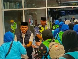 WAJO - Bupati Wajo, Andi Rosman menjemput ratusan jamaah haji kloter 4 asal Kabupaten Wajo di Bandara Internasional Sultan Hasanuddin, Maros, Kamis (4/6/2026).